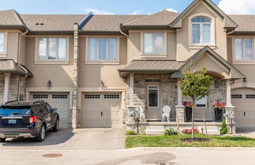 Stoney Creek House | GLOBALSTAY. 3-Bedroom Townhome with Fireplace Lake Ontario