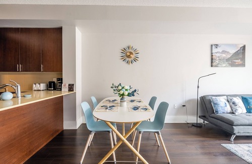Wellington Place Condo | GLOBALSTAY. Beautiful 1 Bd+Den Condo In the Heart of Downtown