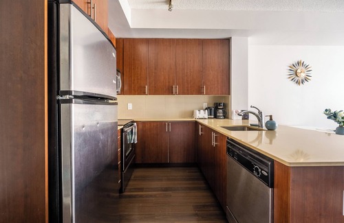Wellington Place Condo | GLOBALSTAY. Beautiful 1 Bd+Den Condo In the Heart of Downtown