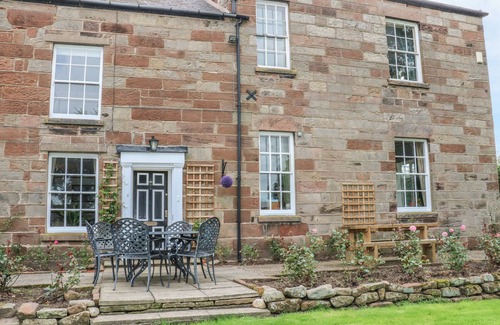 Frodsham Cottage | GODSCROFT HALL, family friendly, with a garden in Frodsham