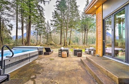 Gold Bar Cottage | Gold Bar Cabin on Skykomish River: Heated Swim Spa