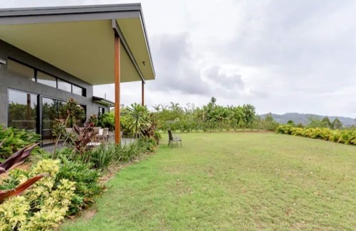 Mudgeeraba House | Gold Coast Hinterland Retreat -nA romantic getaway destination. Pet friendly!