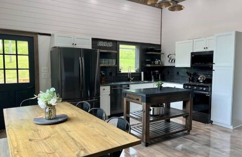 Highlands House | Golden Acres Barn with Hot Tub+Firepit+Game Loft, & Mountain views, creek access