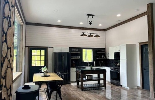 Highlands House | Golden Acres Barn with Hot Tub+Firepit+Game Loft, & Mountain views, creek access