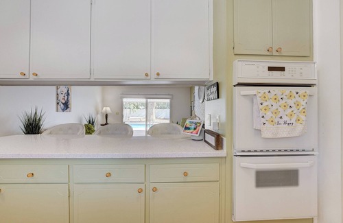 Paradise Crest Villa | GOLDEN ERA VINTAGE BEAUTY, 3BD/2BTH w/Pool + Spa + Gorgeous Jetted Tub