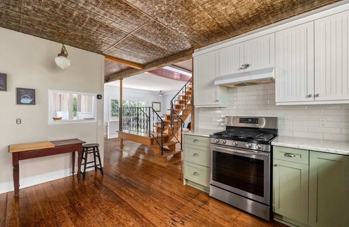 Wellington Other | Golden Field Farmhouse @stayinpec