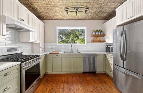 Wellington Other | Golden Field Farmhouse @stayinpec