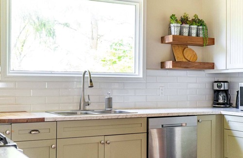 Wellington Other | Golden Field Farmhouse @stayinpec