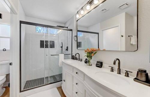 North Las Vegas House | Golden Glow Retreat
