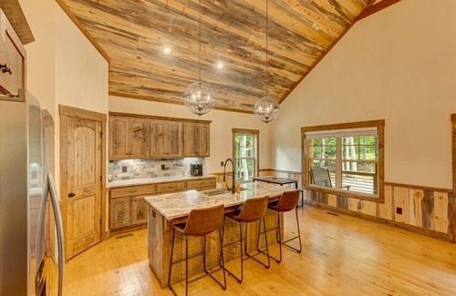 Unaka Cabin | Golden Hour - EV Car Charger | Pet Friendly | Fire pit | Newly Built Modern Mountain Home