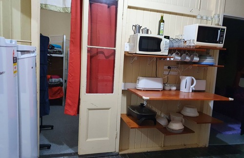Mount Morgan Apartment | Golden Mount Rest, 9 guest's max, 1 Double, 7 Singles