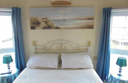 Chapel Saint Leonards Apartment | Golden palm : Vogue 6 Berth, Central Heated, Enclosed Veranda