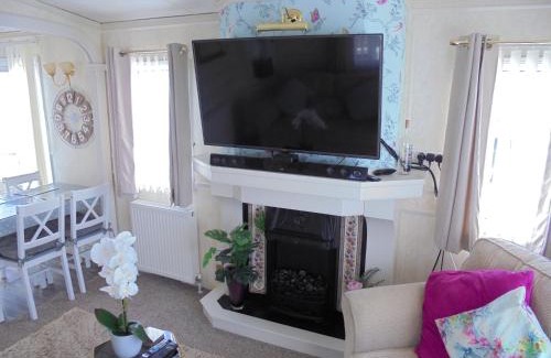 Chapel Saint Leonards Apartment | Golden palm : Vogue 6 Berth, Central Heated, Enclosed Veranda