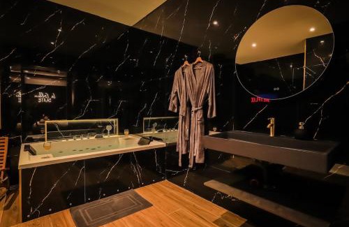 Lens Apartment | Golden Suite - Elegance - Private Spa Jacuzzi