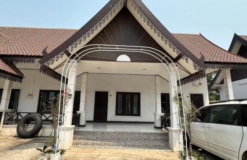 Vang Vieng House | golden sunrise guesthouse