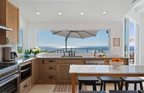 Summerland House | Goldenview - Elevated Elegance with Panoramic Views