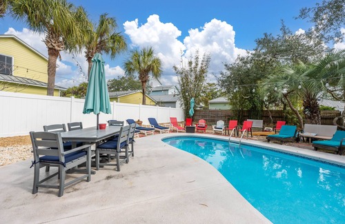 Crystal Beach House | GOLF CART, PRIVATE POOL, PET FRIENDLY, VERY CLEAN, CLOSE TO BEACH