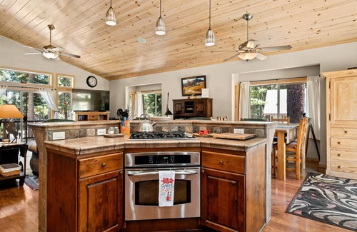 Lake Almanor West House | Golf Course Lake Almanor West Home w/Hot Tub & Lake View!