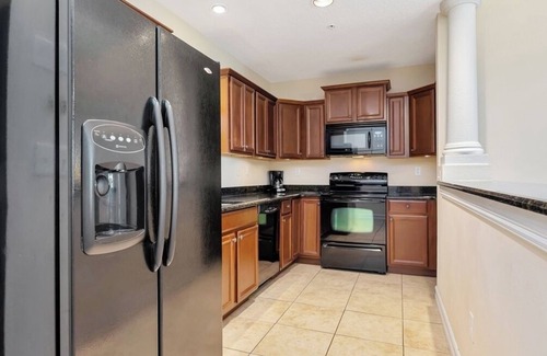 Carrollwood Condo | Golf Resort with Huge Pool, Full Kitchen and Balcony