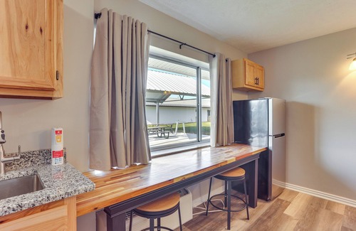 Oakland City Apartment | Golf, Shop, Tour & More: Oakland City Apartment