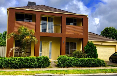 Craigieburn House | Golf View Charm - Large two story House