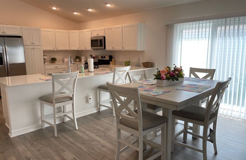 Sumter County House | Golf & water views meet fresh style in this brand-new Florida retreat!