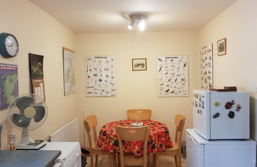Lossiemouth Apartment | Golfing. hiking. Comfortable flatn5 mins from beach