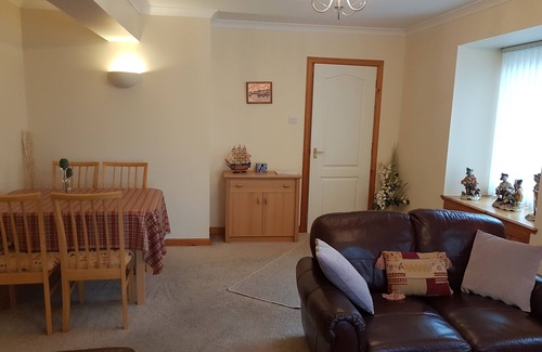 Lossiemouth Apartment | Golfing. hiking. Comfortable flatn5 mins from beach
