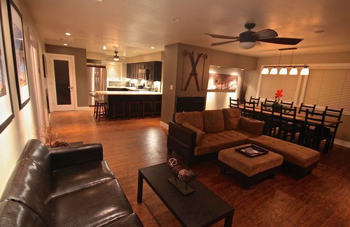 Lakeside Park Villa | Gondola Lodge Main House Downstairs 2 Bedrooms