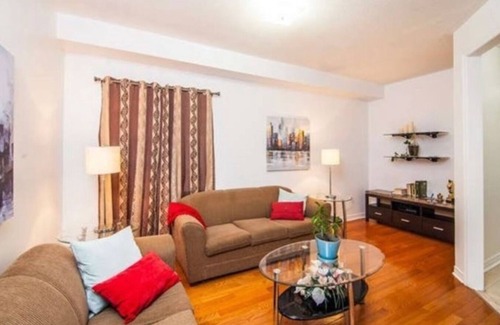 Brampton House | Good closer to Pizaa, grocery, bus stop