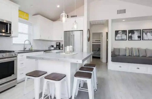 West Newport House | Good Day Sunshine Cottage-Newly updated! Light and Airy w parking