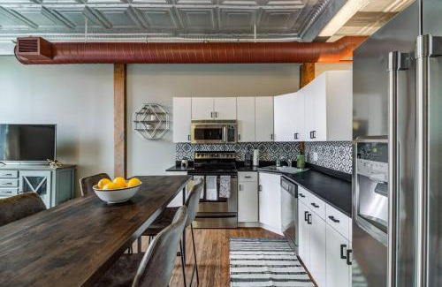 Downtown Cleveland House | Good Vibes Loft - DT CLE Walk To All The Stadiums