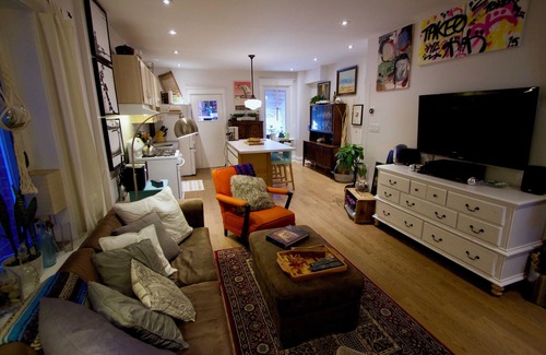 Leslieville House | Good Vibes Suite 93 Walk Score & 91 Transit Score