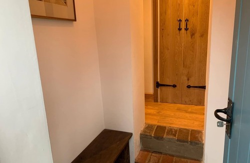 Chichester House | Goodwood Barn with Private Tennis and Goodwood Golf Near