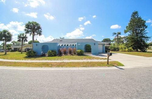 Pinecraft House | Gorgeous 2 BR/2 BA Private Pool Home Near Siesta Key - Sweet Pineapple