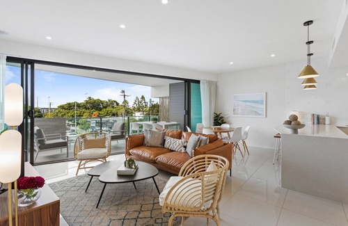Bulimba Apartment | Gorgeous 3-Bed Apartment with City Views
