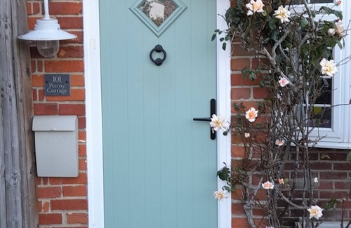 Eastleigh Cottage | Gorgeous 3 storey cottage. Pet friendly!n7 miles from Winchester.