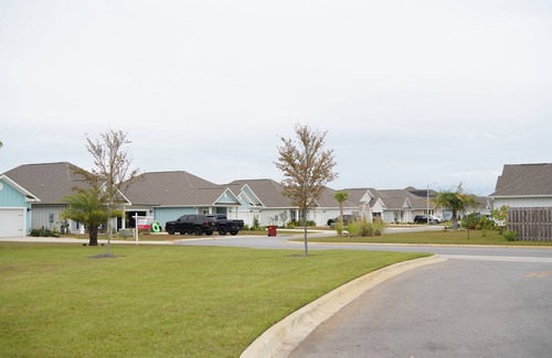 Gulf Breeze House | Gorgeous 4 Bedroom 3 Bathroom Home close to the Navarre Beach, Community Pool