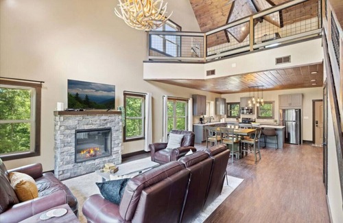 Wears Valley Cabin | Gorgeous 4BR Cabin with Hot Tub!