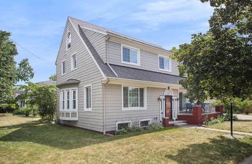 Battle Creek House | Gorgeous 5 bedroom Historic Home in Battle Creek