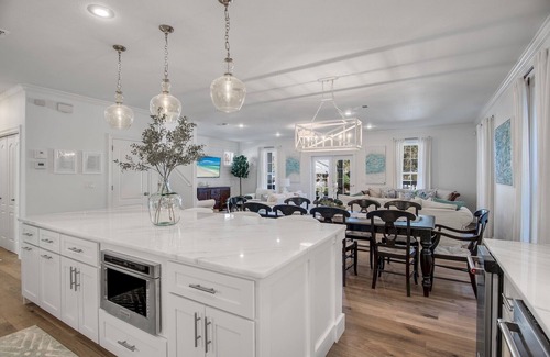 Crystal Beach House | Gorgeous 6 Bed, Private Pool, Complimentary Beach Service & 6 Seat Golf Cart!