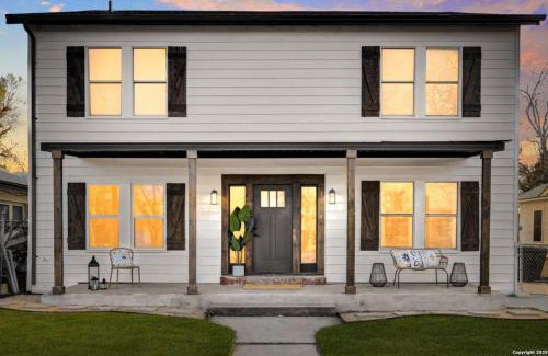Jefferson House | Gorgeous 6BR Sleeps 18 w Hot Tub