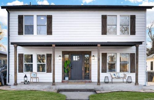 Jefferson House | Gorgeous 6BR Sleeps 18 w Hot Tub