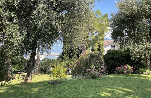 Villavetro Villa | Gorgeous 9-seater villa, perfect for families with large garden by the lake