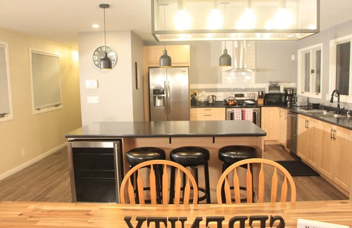 Corbyville House | Gorgeous All Season Water Front Cabin