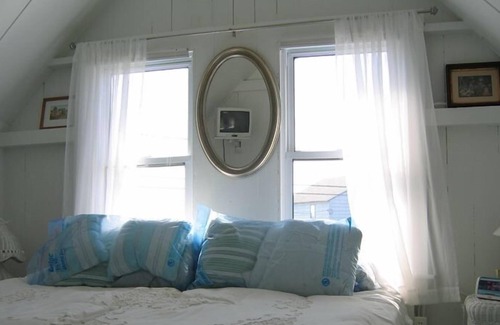 Branford Cottage | Gorgeous and Charming Summer Cottage Steps Away from Sea!