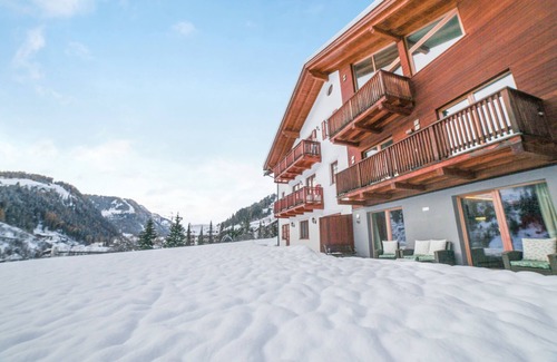Selva di Val Gardena Apartment | Gorgeous Apartment Close to Ski Lifts with Wi-Fi, Parking and Garden