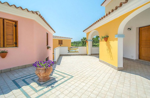 Sos Alinos Apartment | Gorgeous apartment in Orosei with WiFi