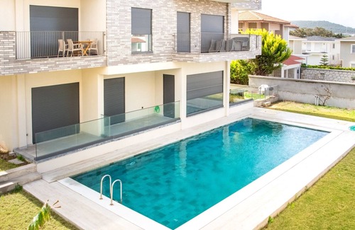 Ilica Apartment | Gorgeous Apartment With Pool and Balcony In Izmir