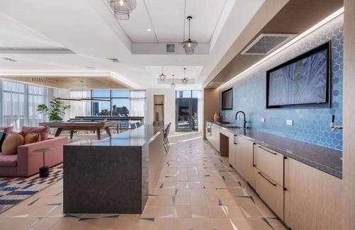 Fenway–Kenmore Apartment | Gorgeous Apt with Kitchen and Gym